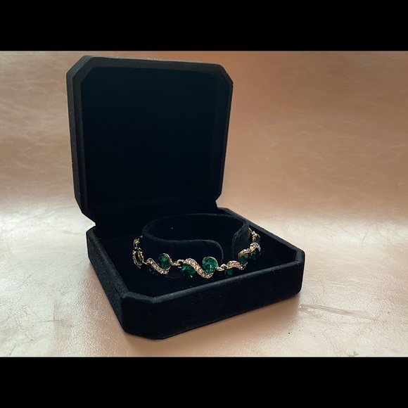 Jewelry - Emerald stone bracelet